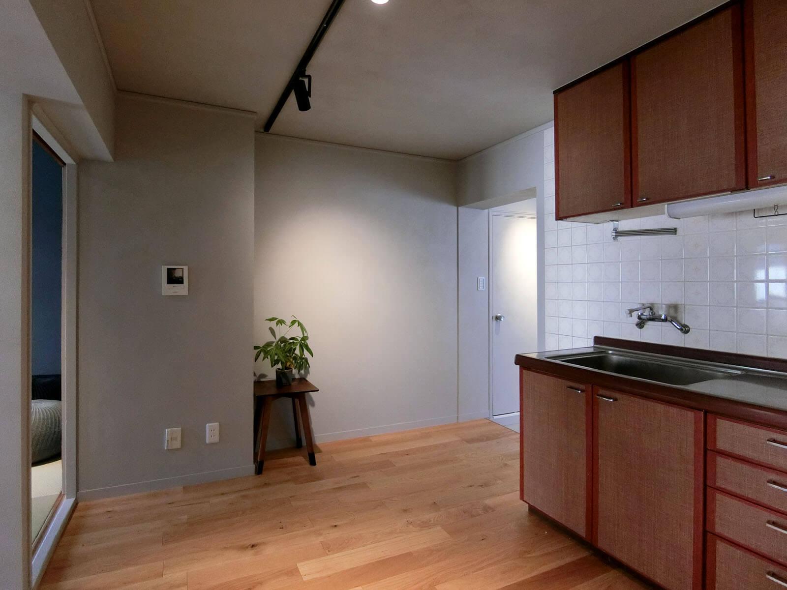 川崎市高津区諏訪の賃貸物件/キッチンはレトロな設備とタイルをそのまま利用