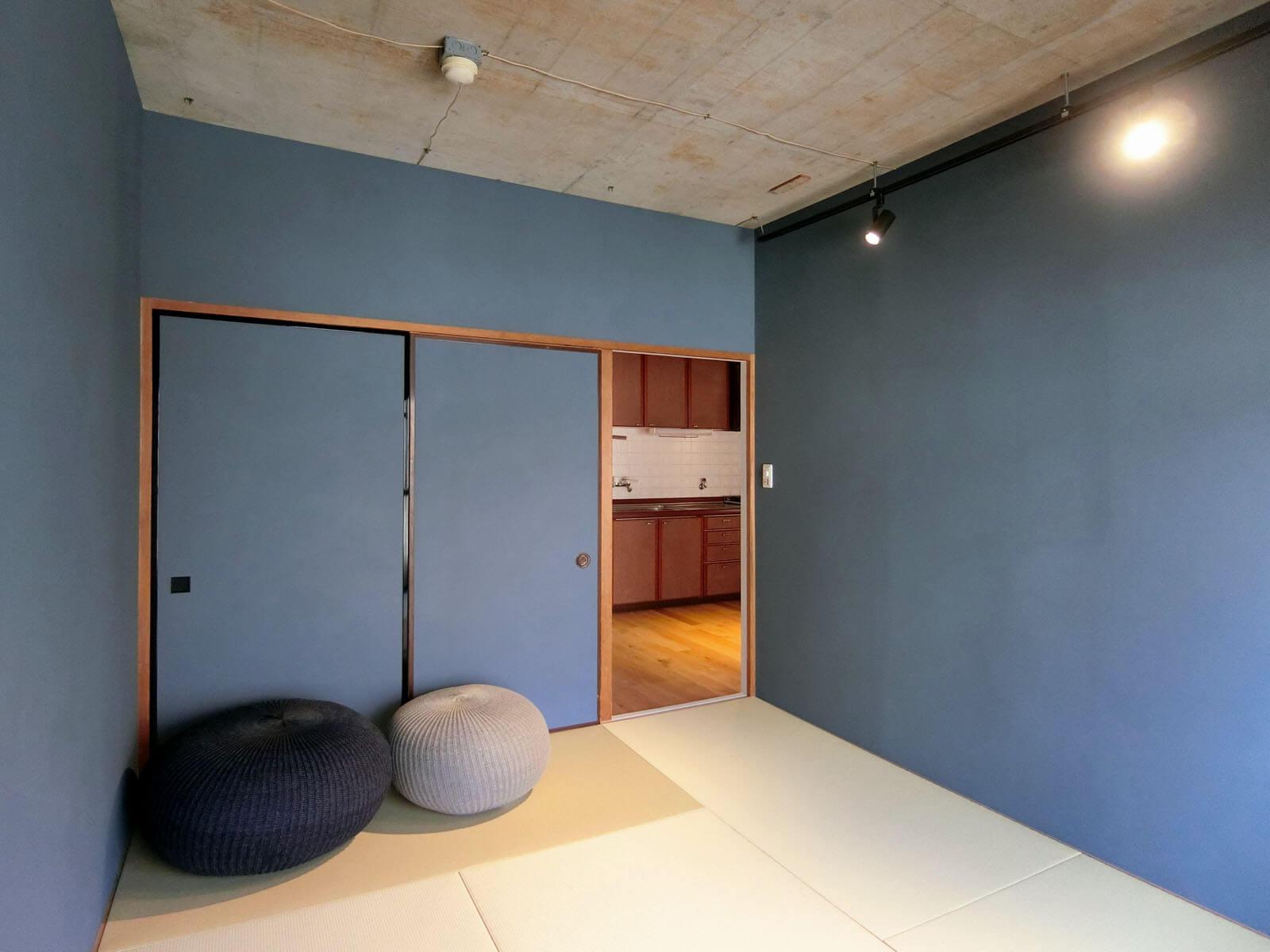 川崎市高津区諏訪の賃貸物件/天井のコンクリートと縁なしタタミのコントラストが新鮮、壁色の効果も相まってモダンな印象の和室です