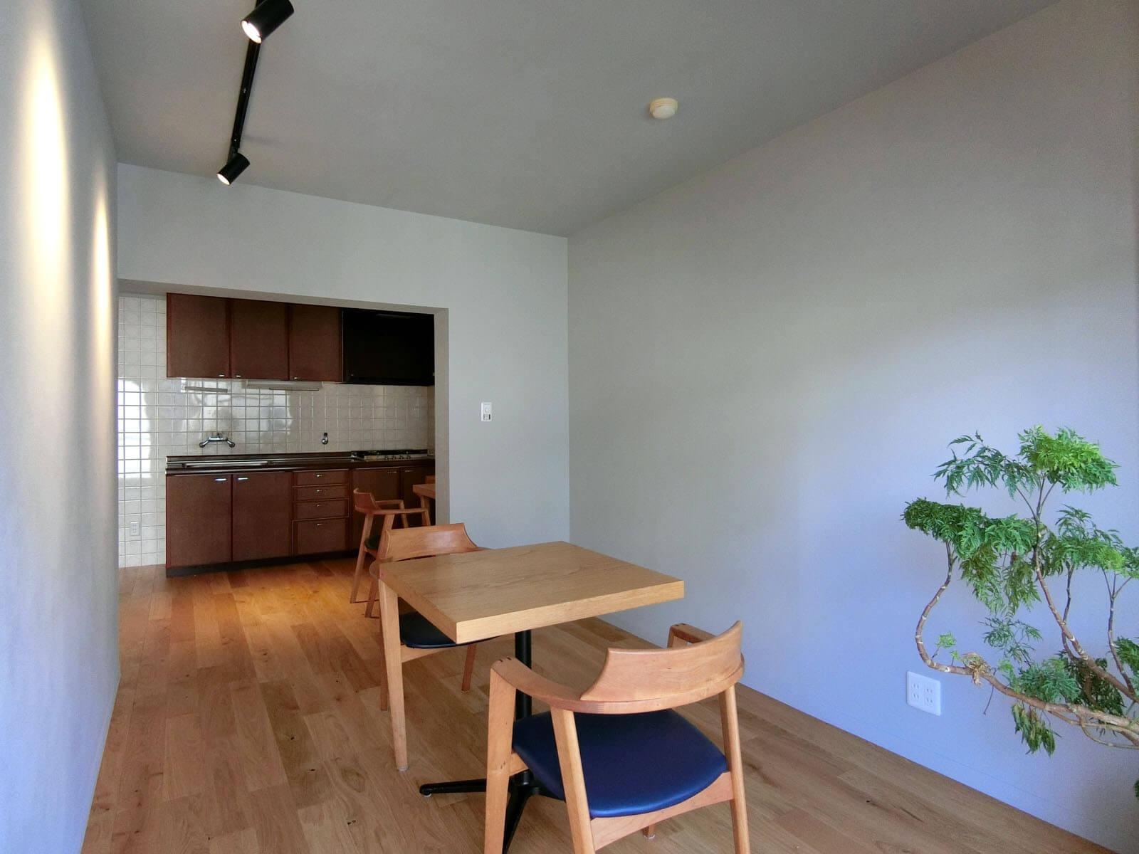 川崎市高津区諏訪の賃貸物件/心静まる色味のリビングは無垢フローリングを採用、6帖なので椅子かソファいずれか1択のサイズ感