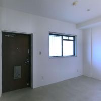 川崎市高津区諏訪の賃貸物件/玄関とはいえ6帖ほどあり書斎や趣味の部屋としても十分な広さ、リビングとの距離が気持ちの切り替えにちょうどいい