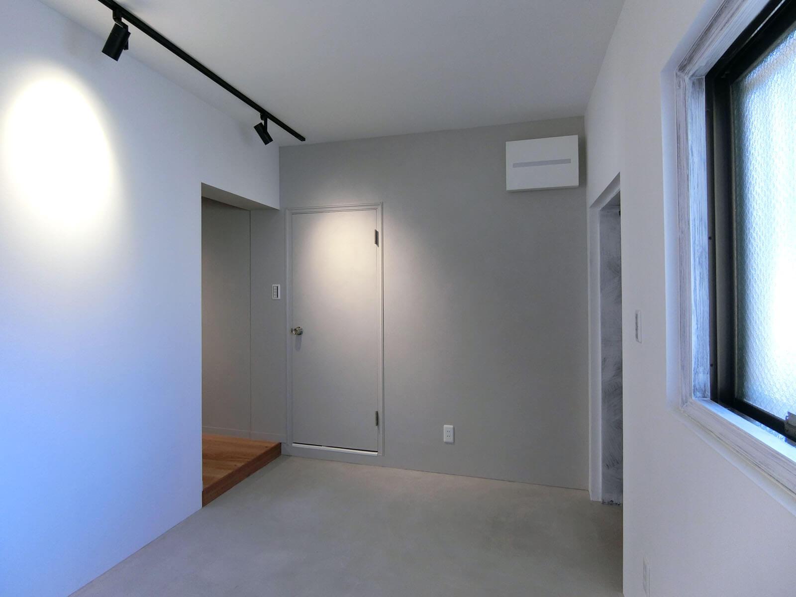 川崎市高津区諏訪の賃貸物件/正面のドアはバストイレ、土間を生かして自転車やキャンプなど外遊びの道具を並べるのも楽しそう