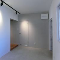 川崎市高津区諏訪の賃貸物件/正面のドアはバストイレ、土間を生かして自転車やキャンプなど外遊びの道具を並べるのも楽しそう