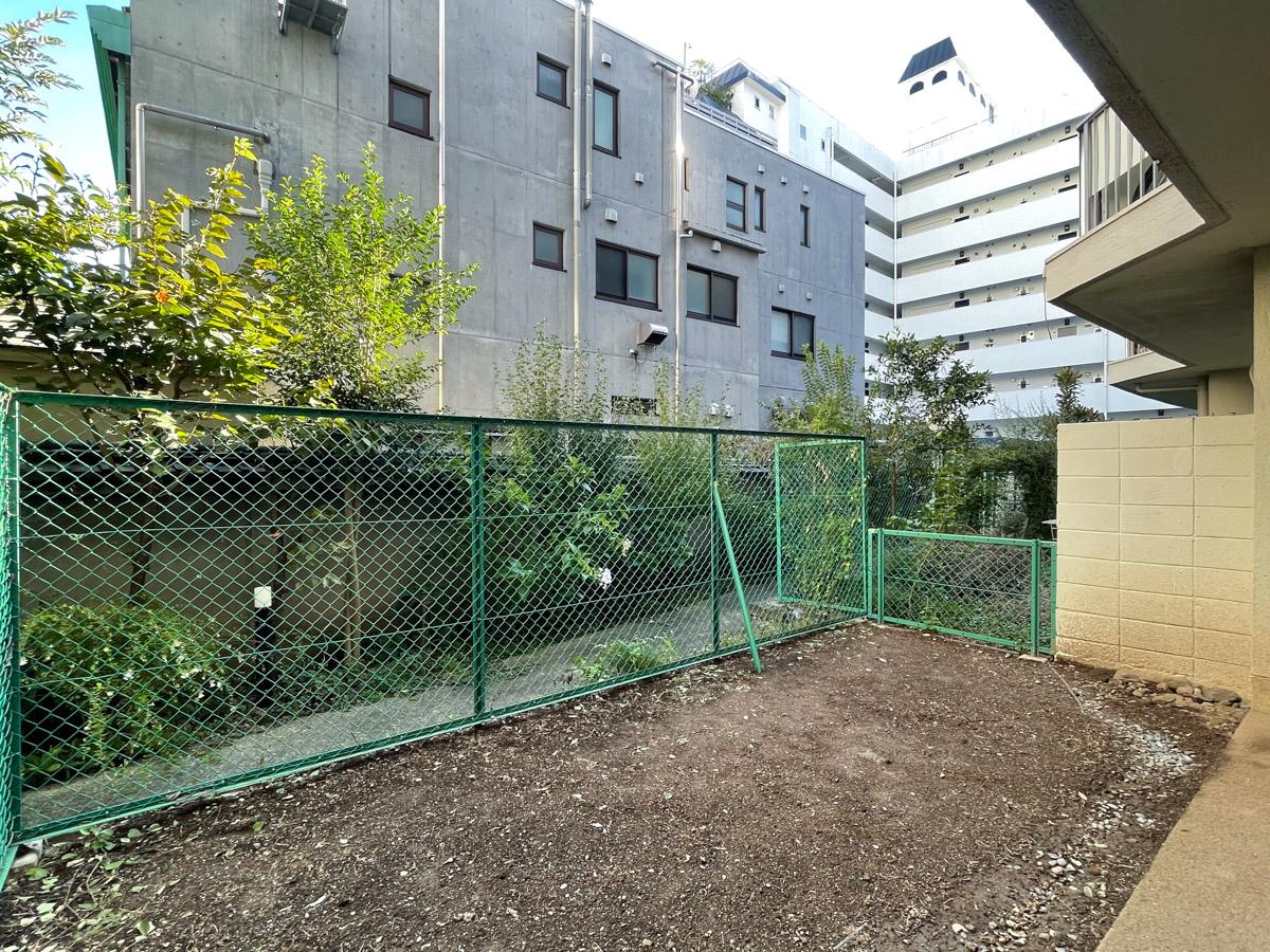 渋谷区代々木の賃貸物件/庭の草取りなどは入居者さんにしていただく形です