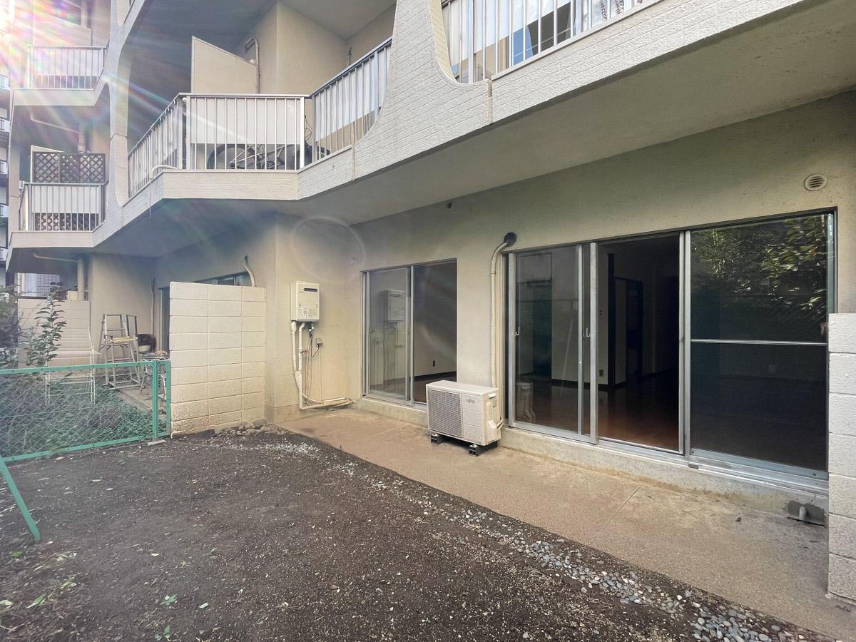 渋谷区代々木の賃貸物件/部屋に向かって庭