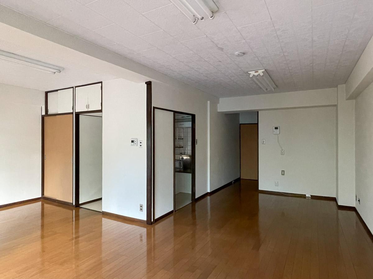 渋谷区代々木の賃貸物件/庭から部屋に向かう視点　収納が少ないのは考えるべき弱点