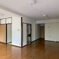 渋谷区代々木の賃貸物件/庭から部屋に向かう視点　収納が少ないのは考えるべき弱点