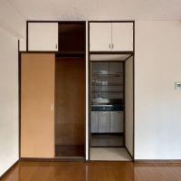 渋谷区代々木の賃貸物件/キッチンスペースの前に小さな押し入れがあります