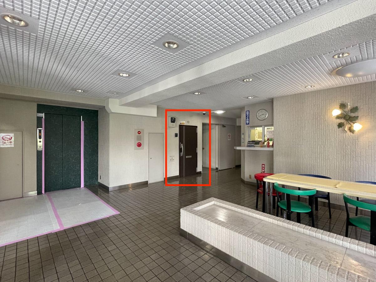 渋谷区代々木の賃貸物件/エントランス。玄関はエントランスから入ってすぐのところです（赤枠の場所）