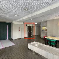 渋谷区代々木の賃貸物件/エントランス。玄関はエントランスから入ってすぐのところです（赤枠の場所）