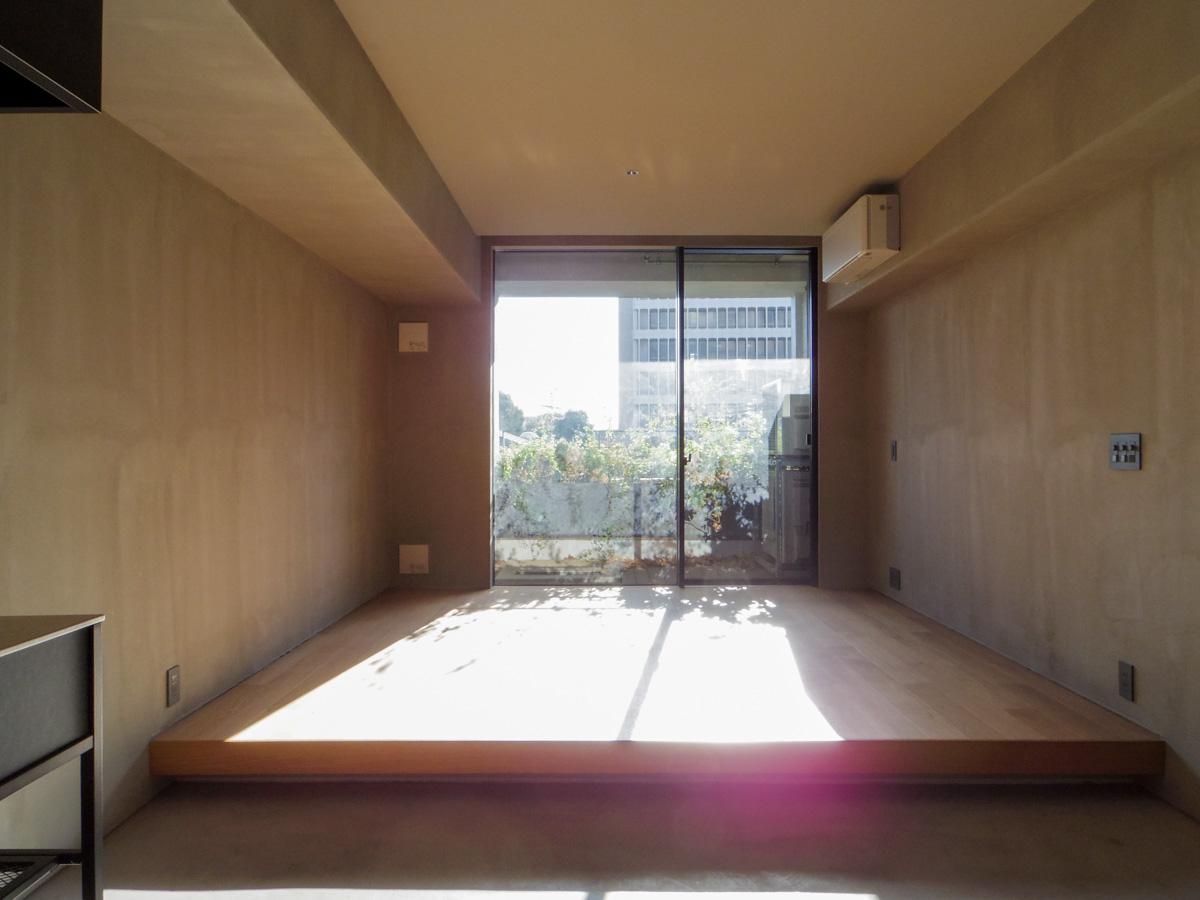 目黒区上目黒の賃貸物件/室内とつながるようなウッドデッキが敷かれたバルコニー