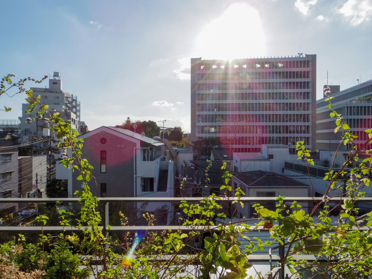 目黒区上目黒の賃貸物件/駒沢通りと反対向きのバルコニー。眺めは抜けも感じられる