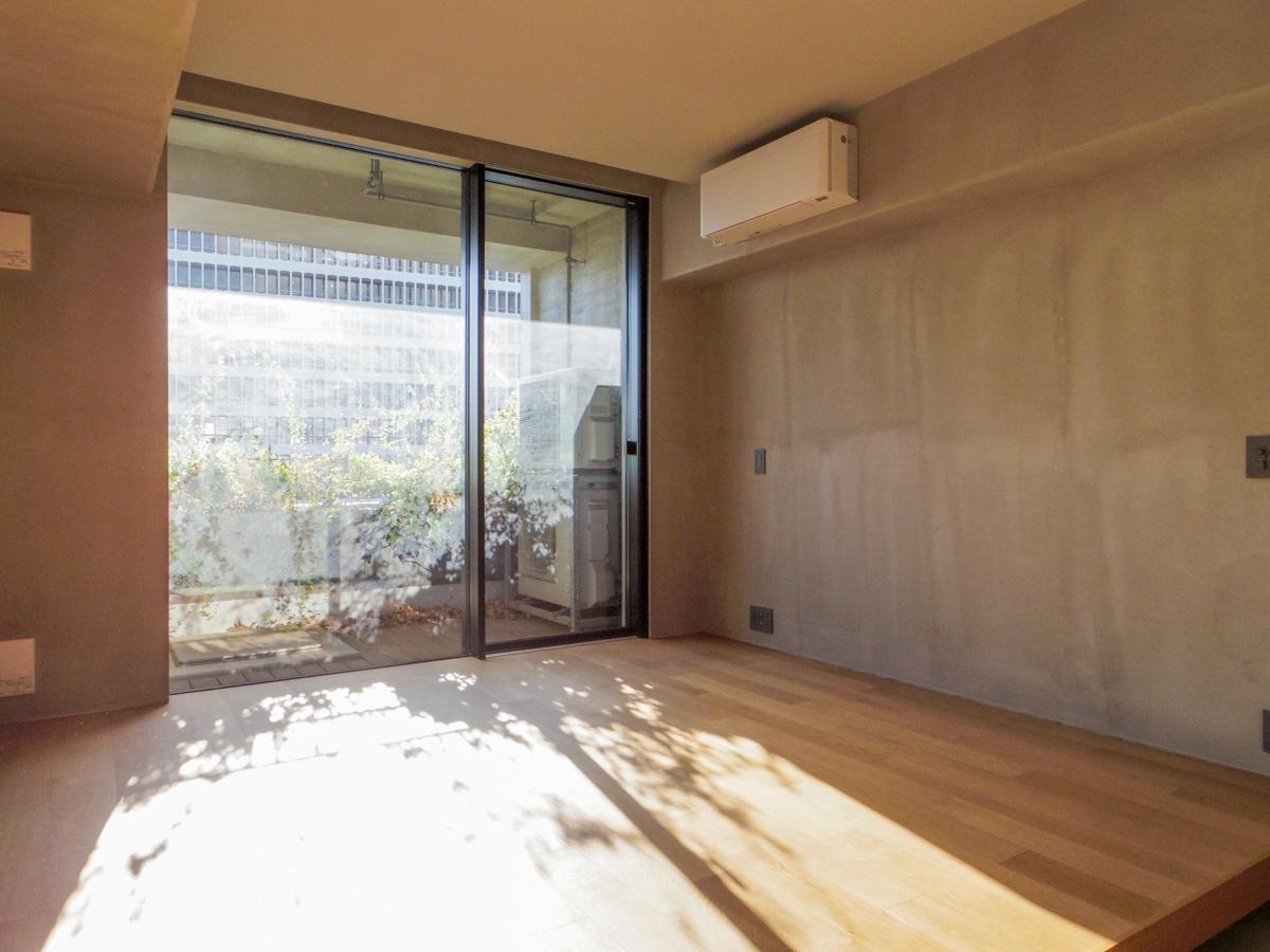 目黒区上目黒の賃貸物件/塗りで仕上げられた壁天井に無垢フローリングの小上がり