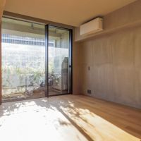 目黒区上目黒の賃貸物件/塗りで仕上げられた壁天井に無垢フローリングの小上がり