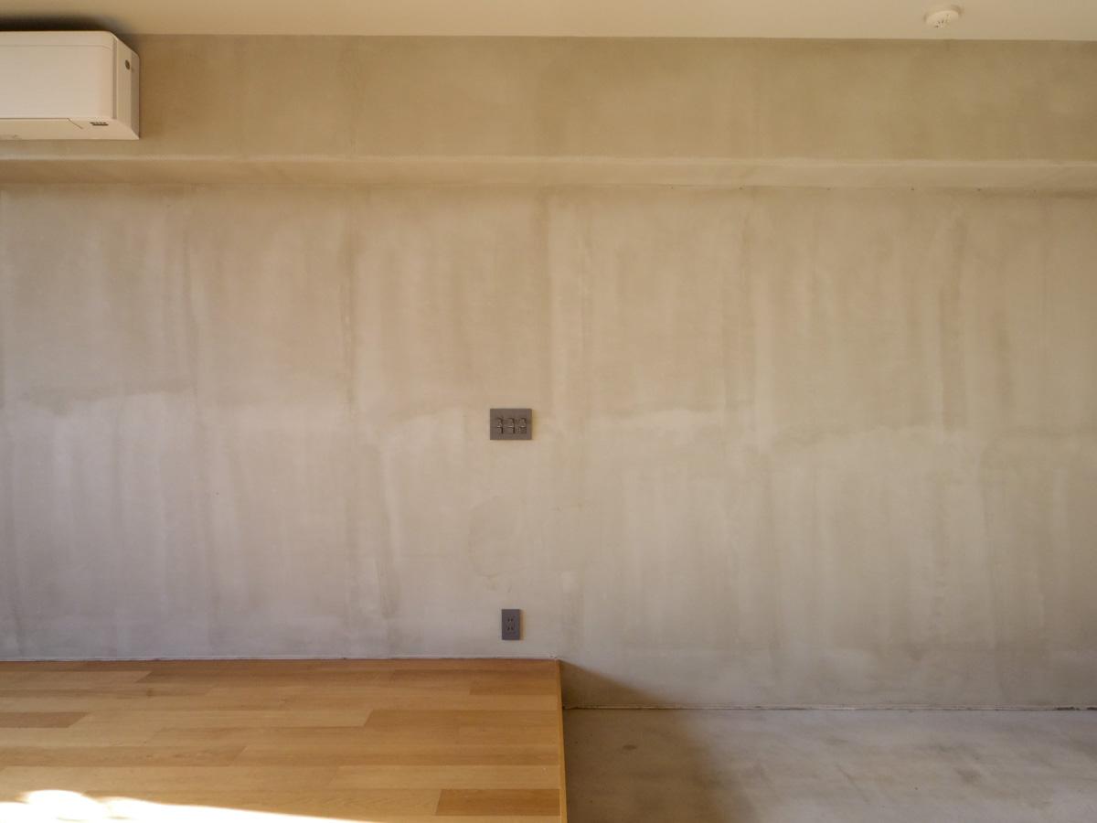 目黒区上目黒の賃貸物件/土間と小上がりの間は間接照明が足元を照らす。段差20cmほど