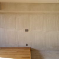 目黒区上目黒の賃貸物件/土間と小上がりの間は間接照明が足元を照らす。段差20cmほど