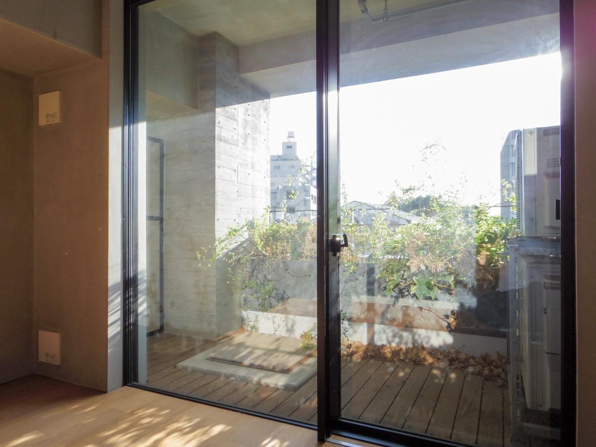 目黒区上目黒の賃貸物件/バルコニー。水やりは自動的に散水されるのでご安心を