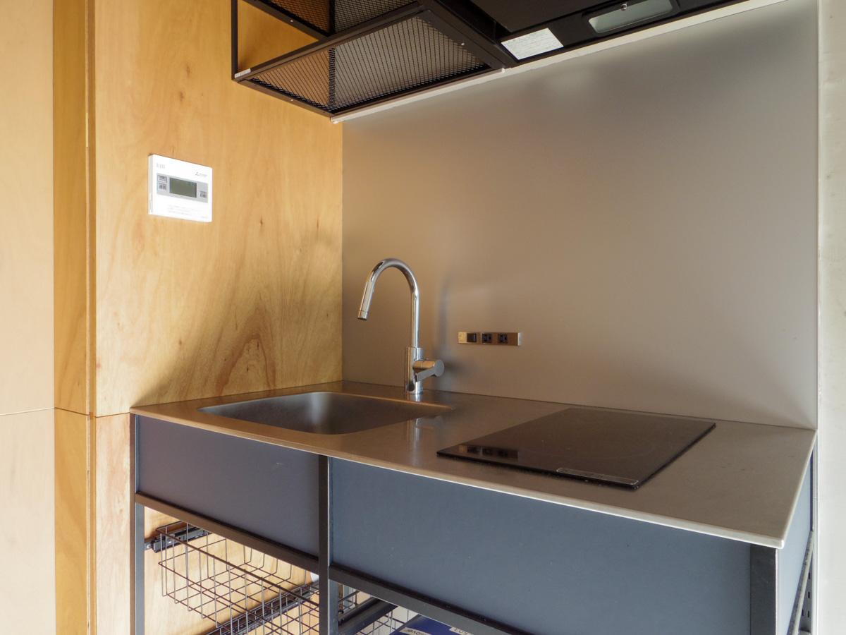 目黒区上目黒の賃貸物件/IHコンロは2口。作業スペースは必要最低限のつくり