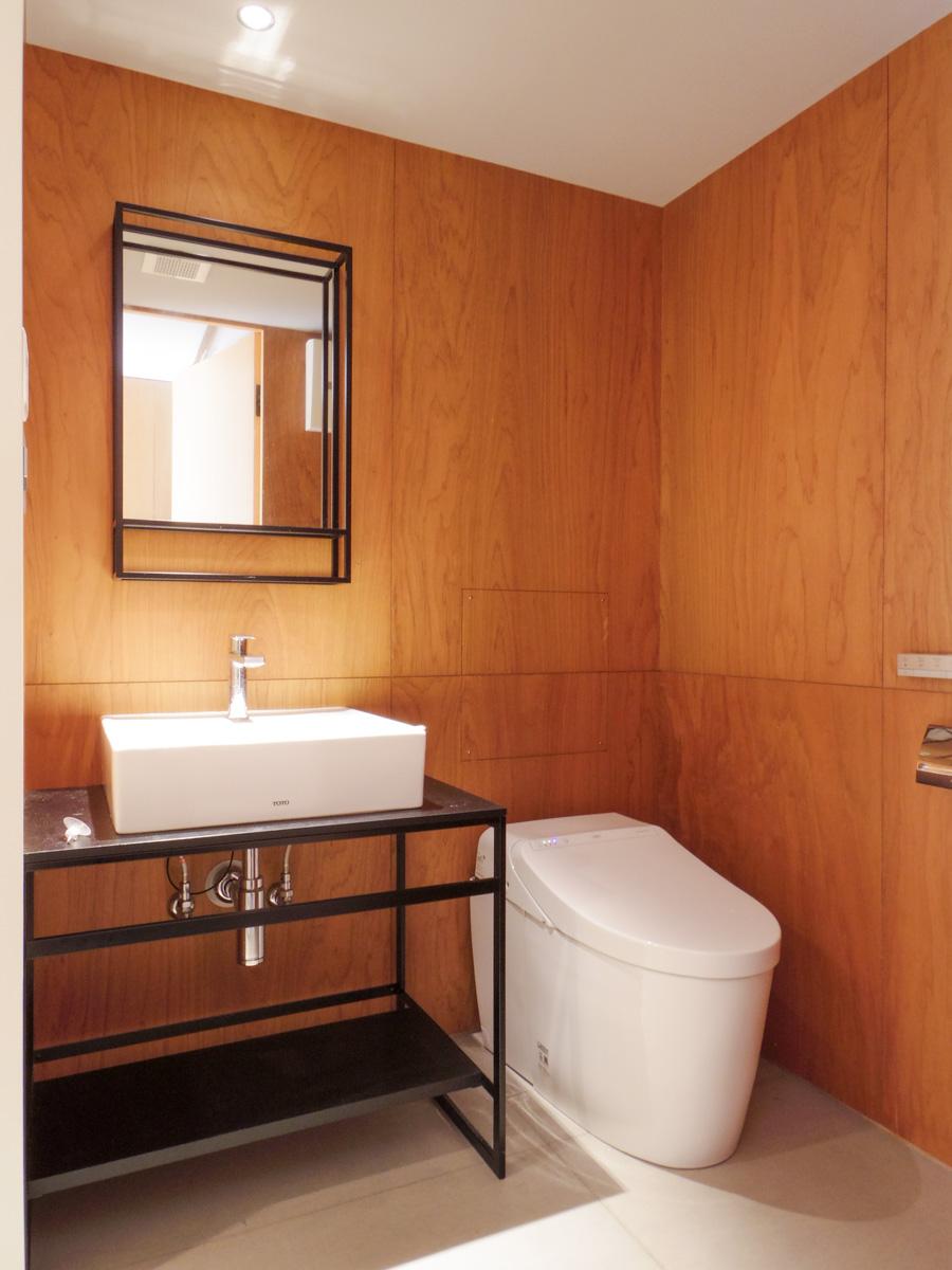 目黒区上目黒の賃貸物件/ホテルライクなサニタリー。壁の木材も、いい雰囲気