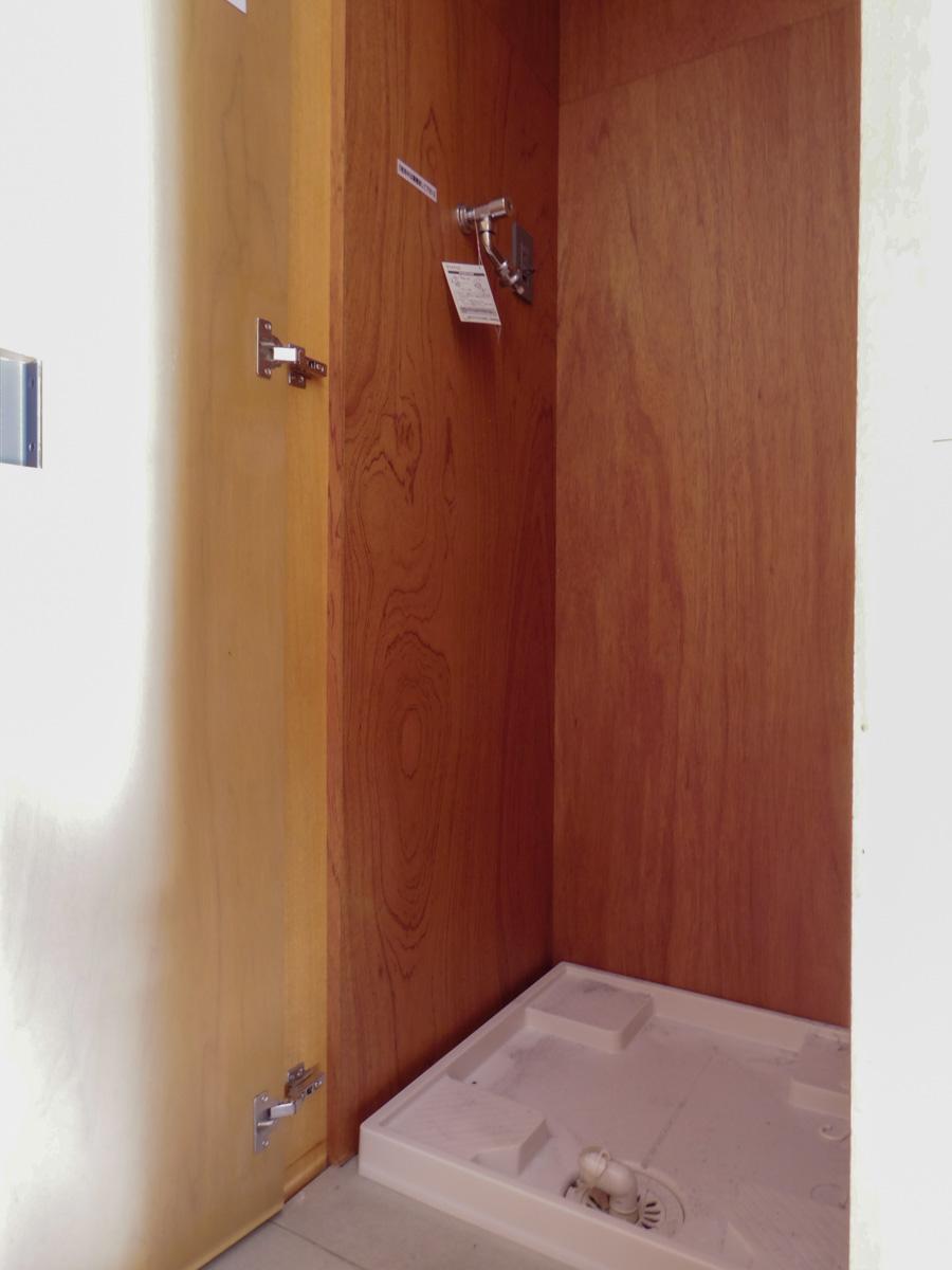 目黒区上目黒の賃貸物件/洗濯機置き場は扉付きのため隠すことができる