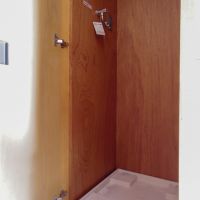 目黒区上目黒の賃貸物件/洗濯機置き場は扉付きのため隠すことができる