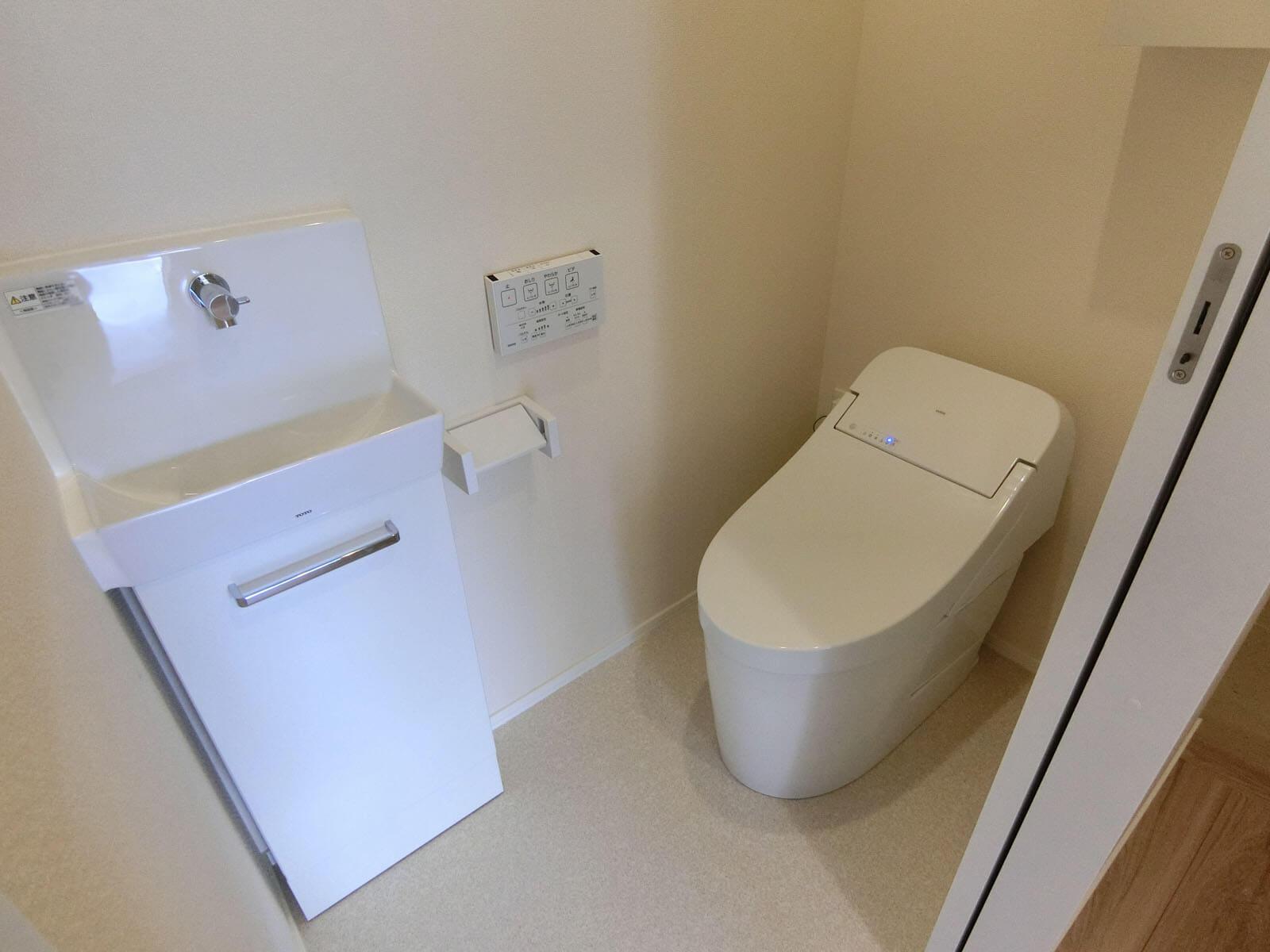 三鷹市井の頭の賃貸物件/トイレは玄関入ってすぐの場所（201）