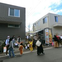 三鷹市井の頭の賃貸物件/敷地内に2つのアパートが建ち、2棟の間に共用の庭が広がります
