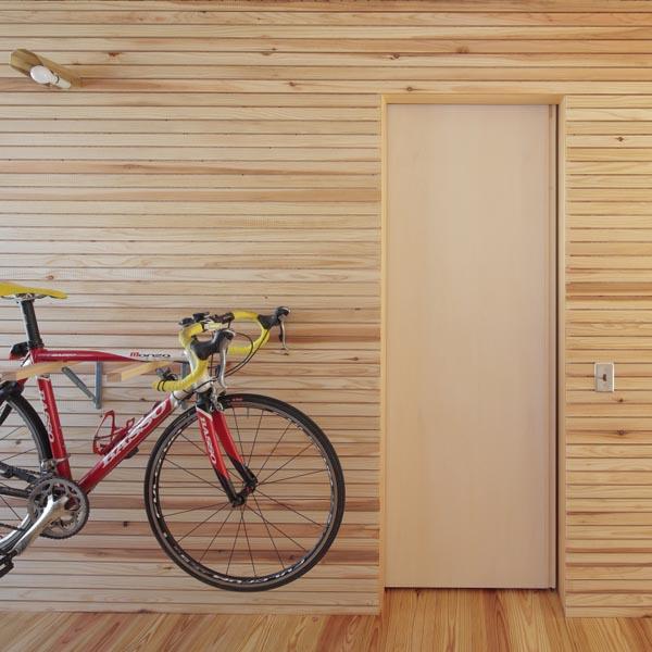 自転車もかけられるフック付き