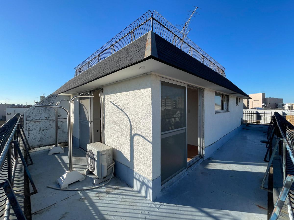 杉並区上荻の賃貸物件/部屋をL字のバルコニーが囲っています