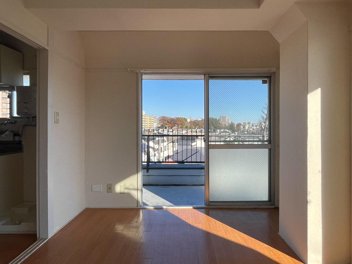 杉並区上荻の賃貸物件/東側の窓に向かって