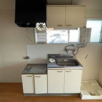 杉並区上荻の賃貸物件/キッチン。左側に冷蔵庫、右側に洗濯機を置きます