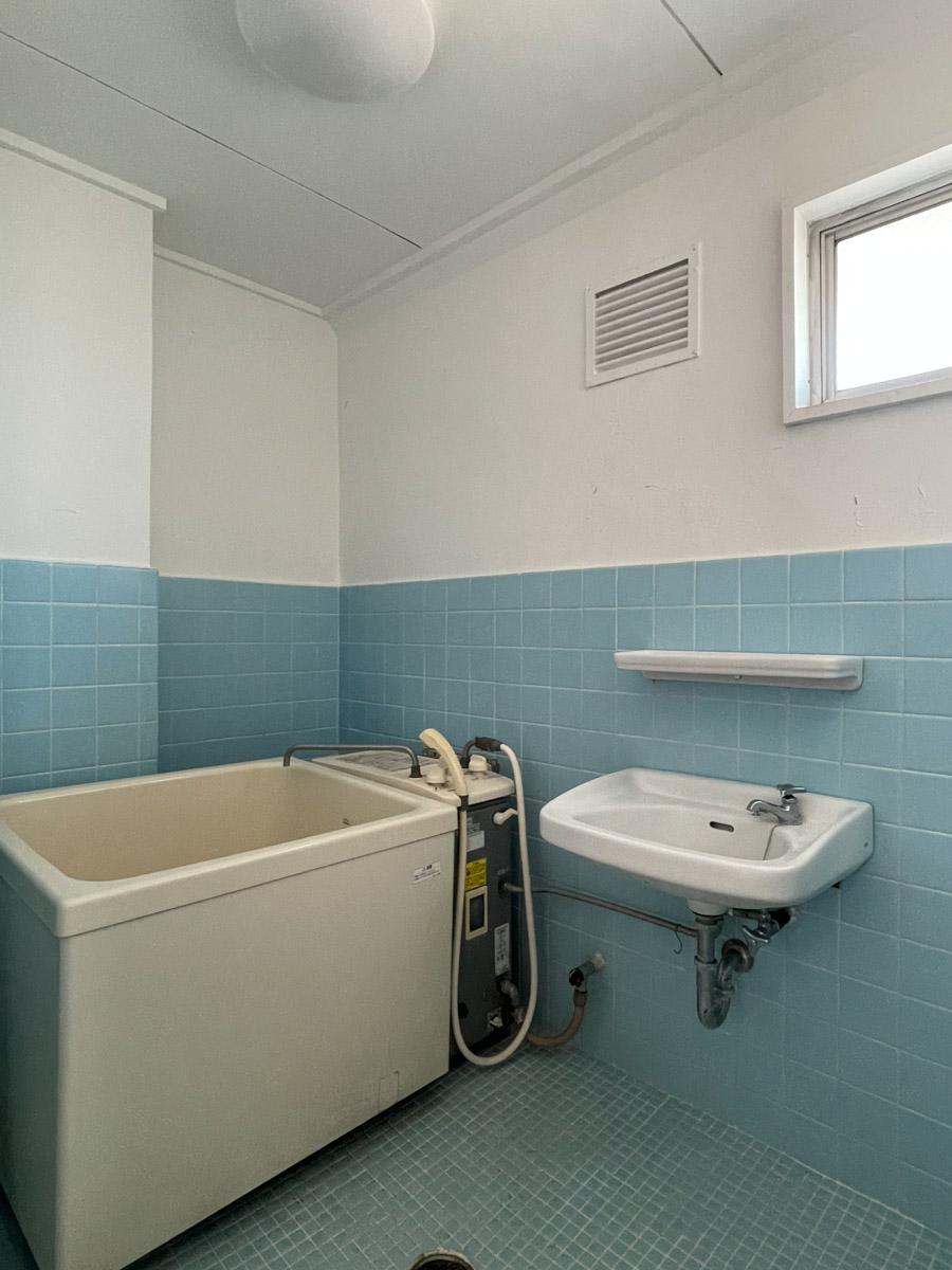 杉並区上荻の賃貸物件/浴室。浴槽はバランス釜です