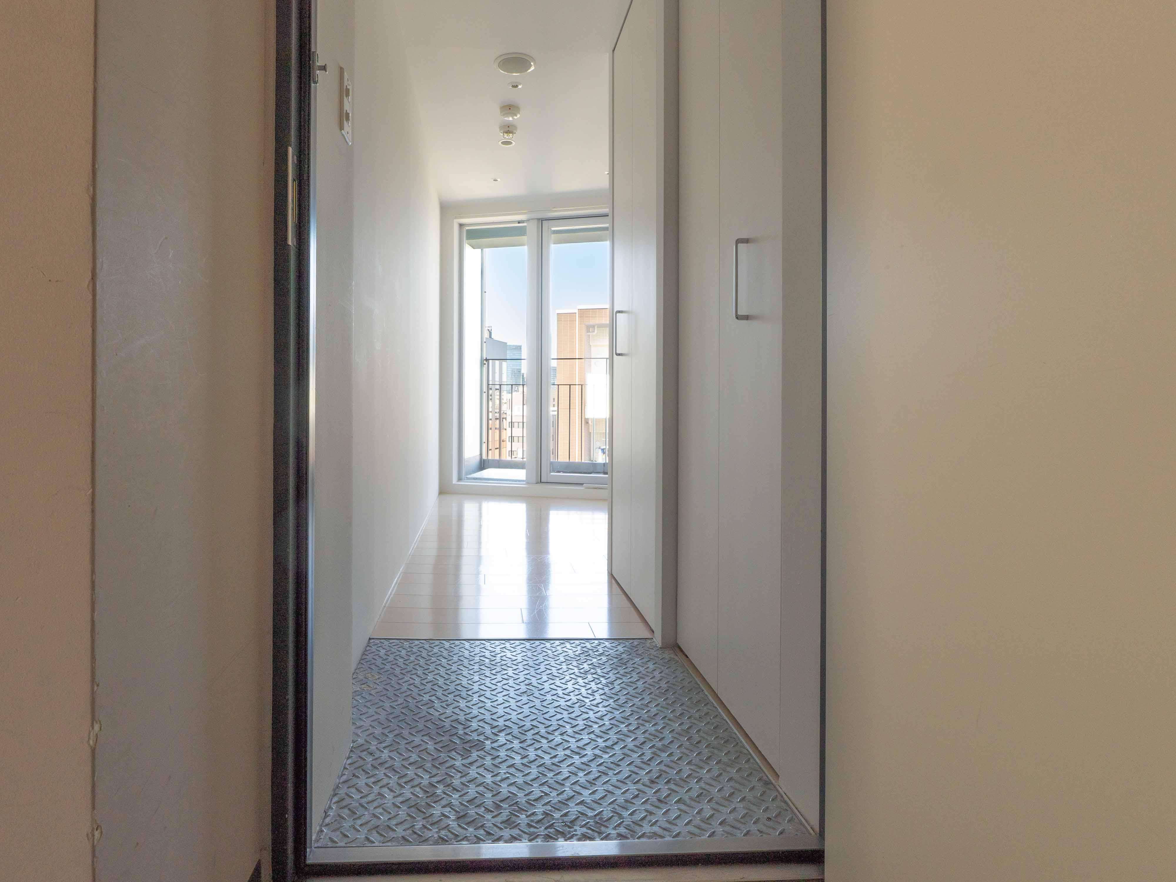 中央区日本橋横山町の賃貸物件/玄関床部分は鉄素材