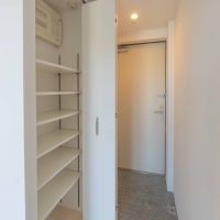 中央区日本橋横山町の賃貸物件/玄関横には洗濯機置き場と靴棚