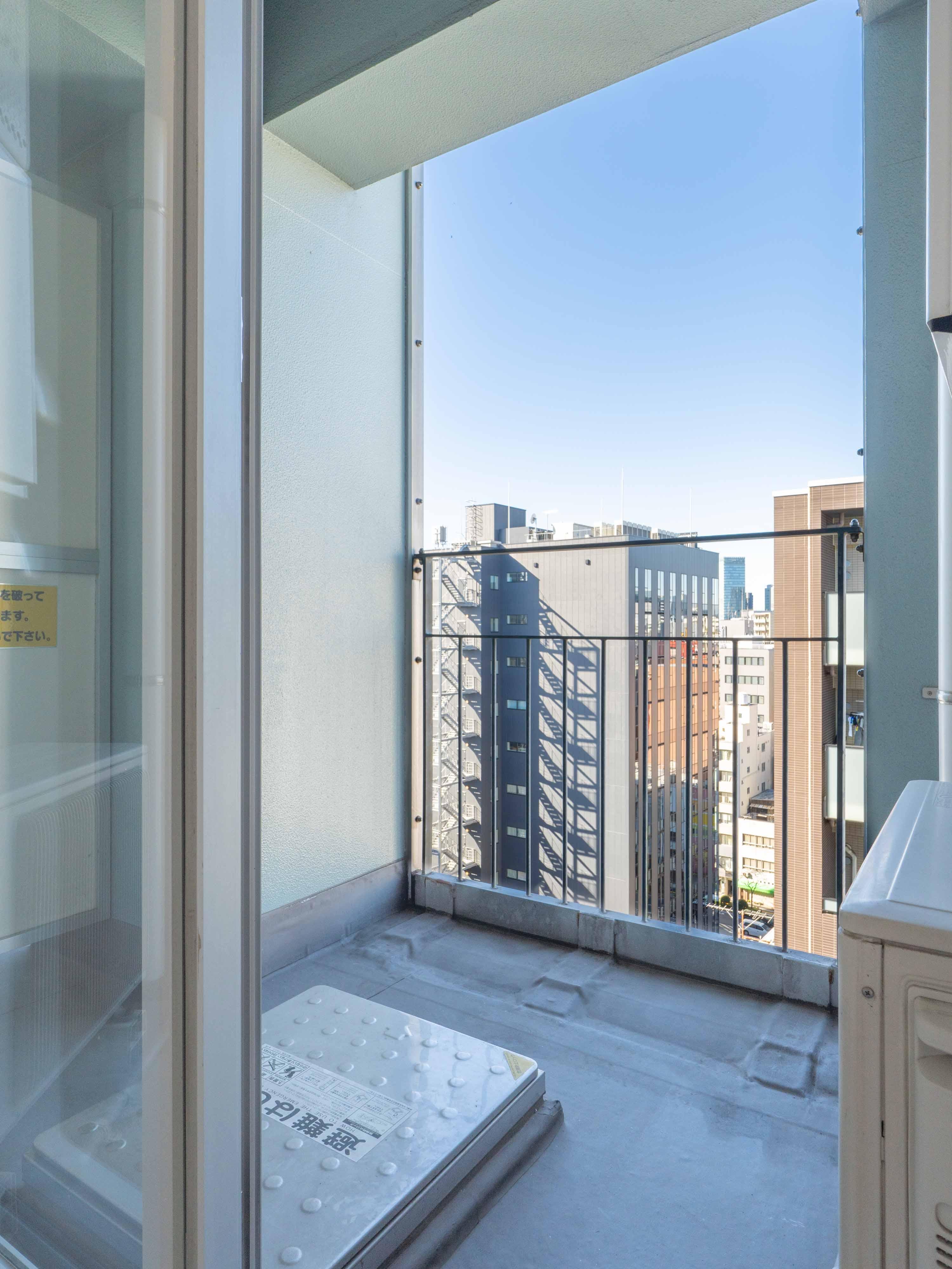 中央区日本橋横山町の賃貸物件/ベランダは上下階に1つずつあります