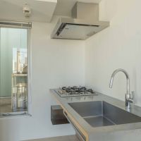 中央区日本橋横山町の賃貸物件/ガスコンロ4口の贅沢キッチン。背後に冷蔵庫置き場があります