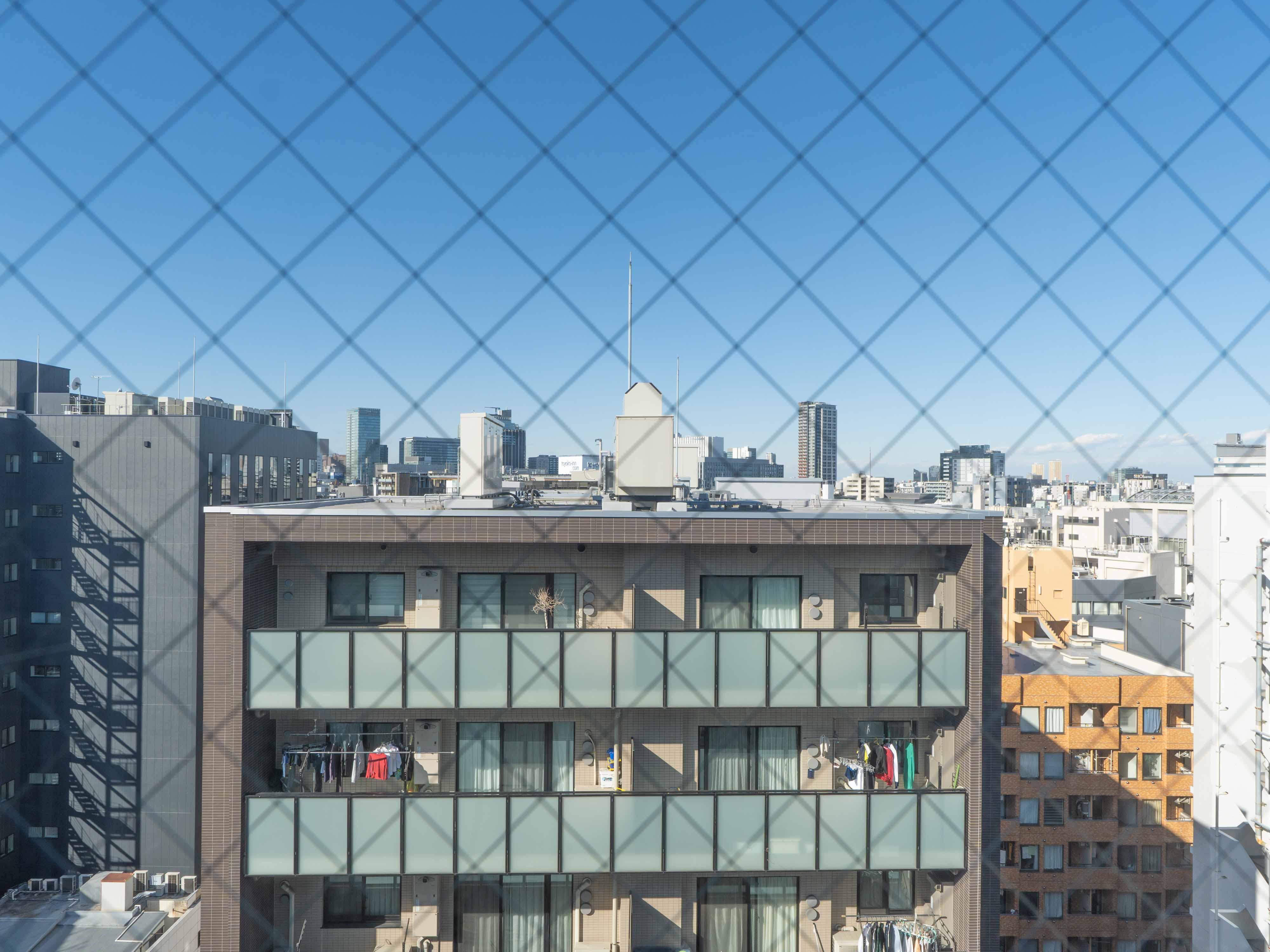 中央区日本橋横山町の賃貸物件/向かいのマンションとはある程度距離があるので視線はそこまで気にならないかなと。空が広くて気分が晴れます
