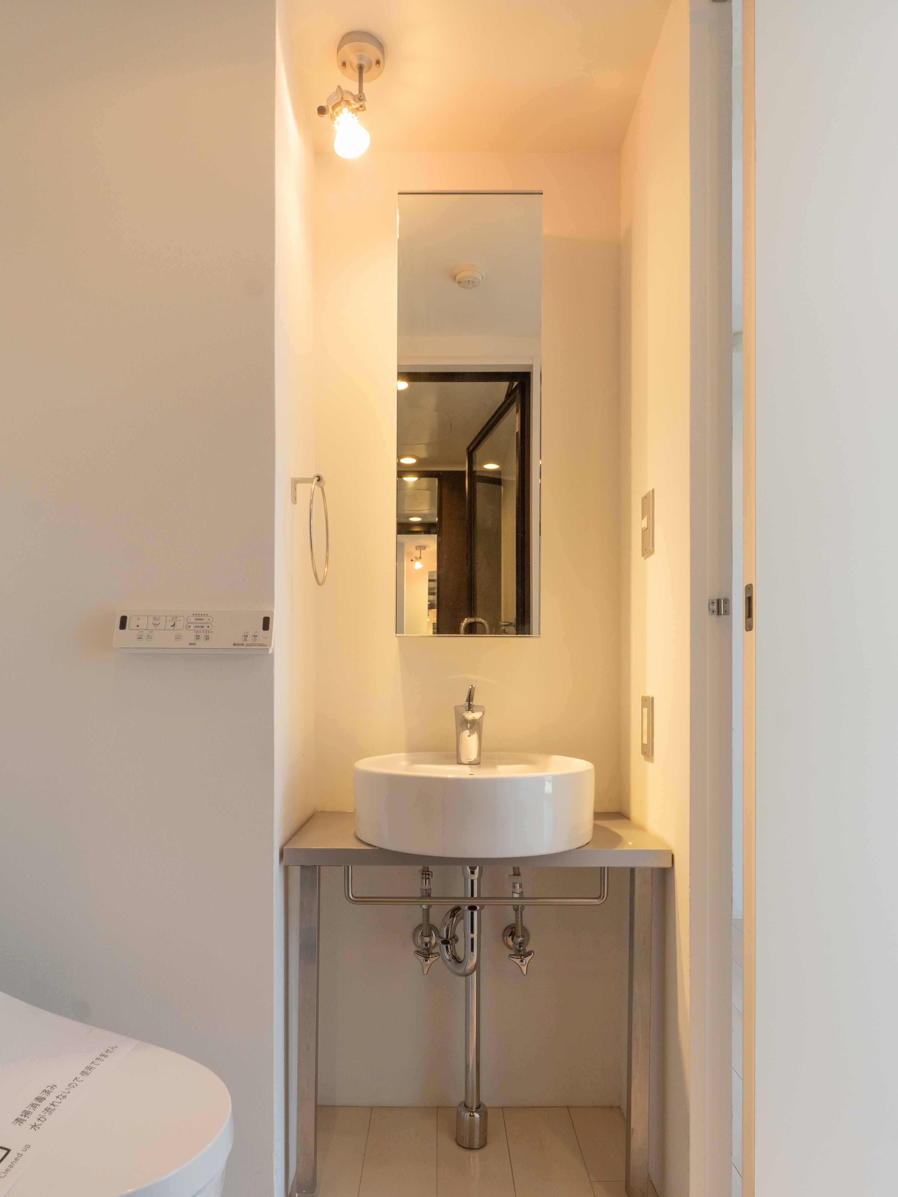 中央区日本橋横山町の賃貸物件/脱衣洗面所とトイレはひとつにまとまっています