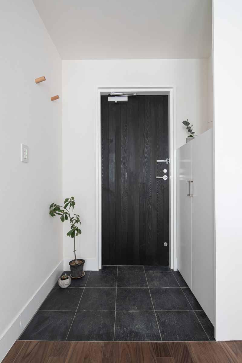 大田区山王の賃貸物件/玄関。木製の玄関扉がオリジナリティがあって、かっこいい