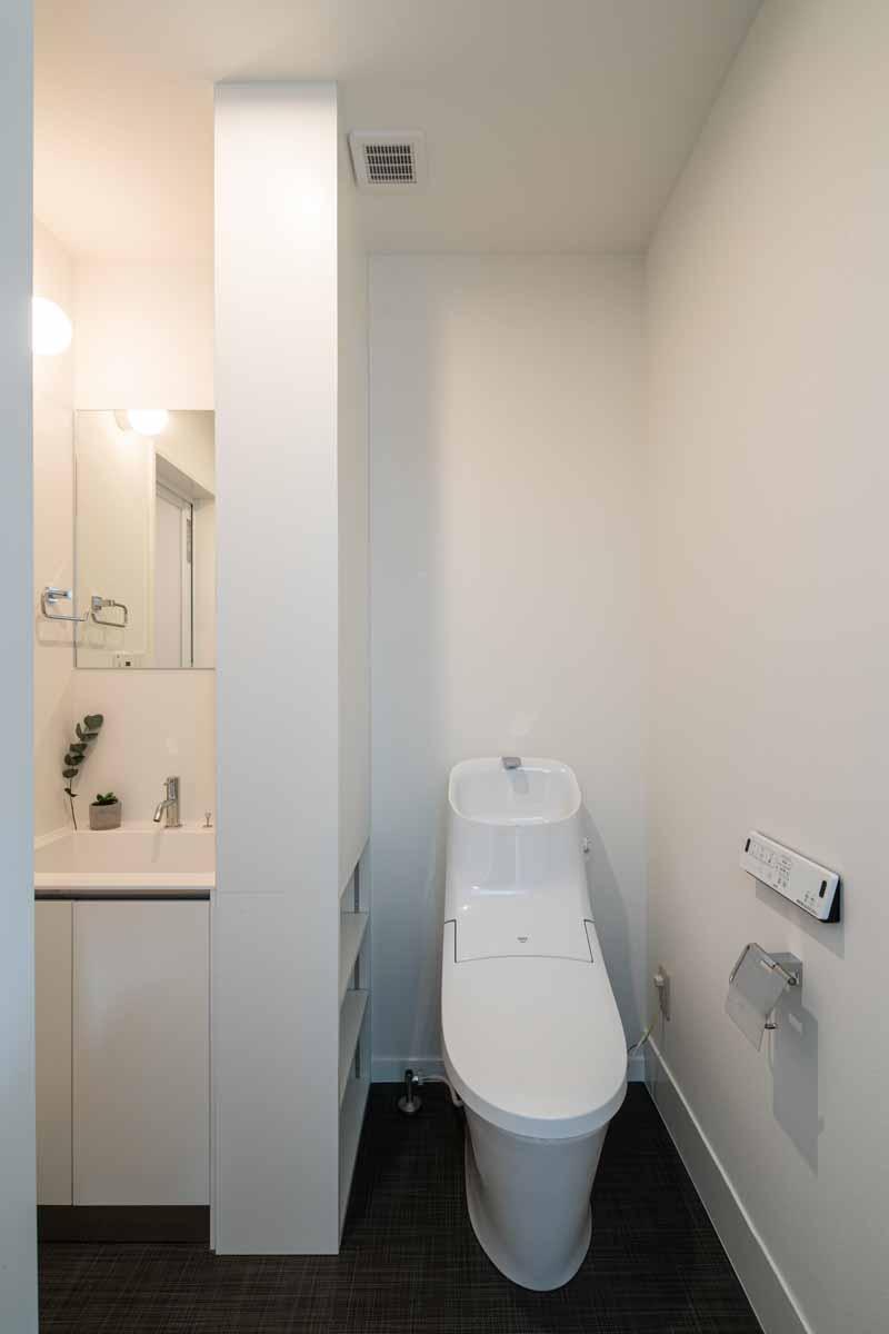 大田区山王の賃貸物件/左手に洗面台。トイレはウォシュレット付き