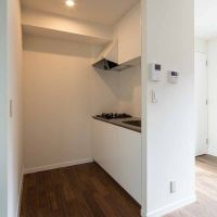 大田区山王の賃貸物件/キッチンはガス2口コンロ。壁で囲まれていることにより、生活感が隠せて嬉しい