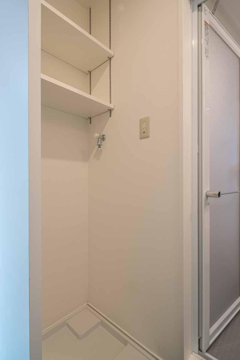 大田区山王の賃貸物件/洗濯機置き場の上には棚があり便利