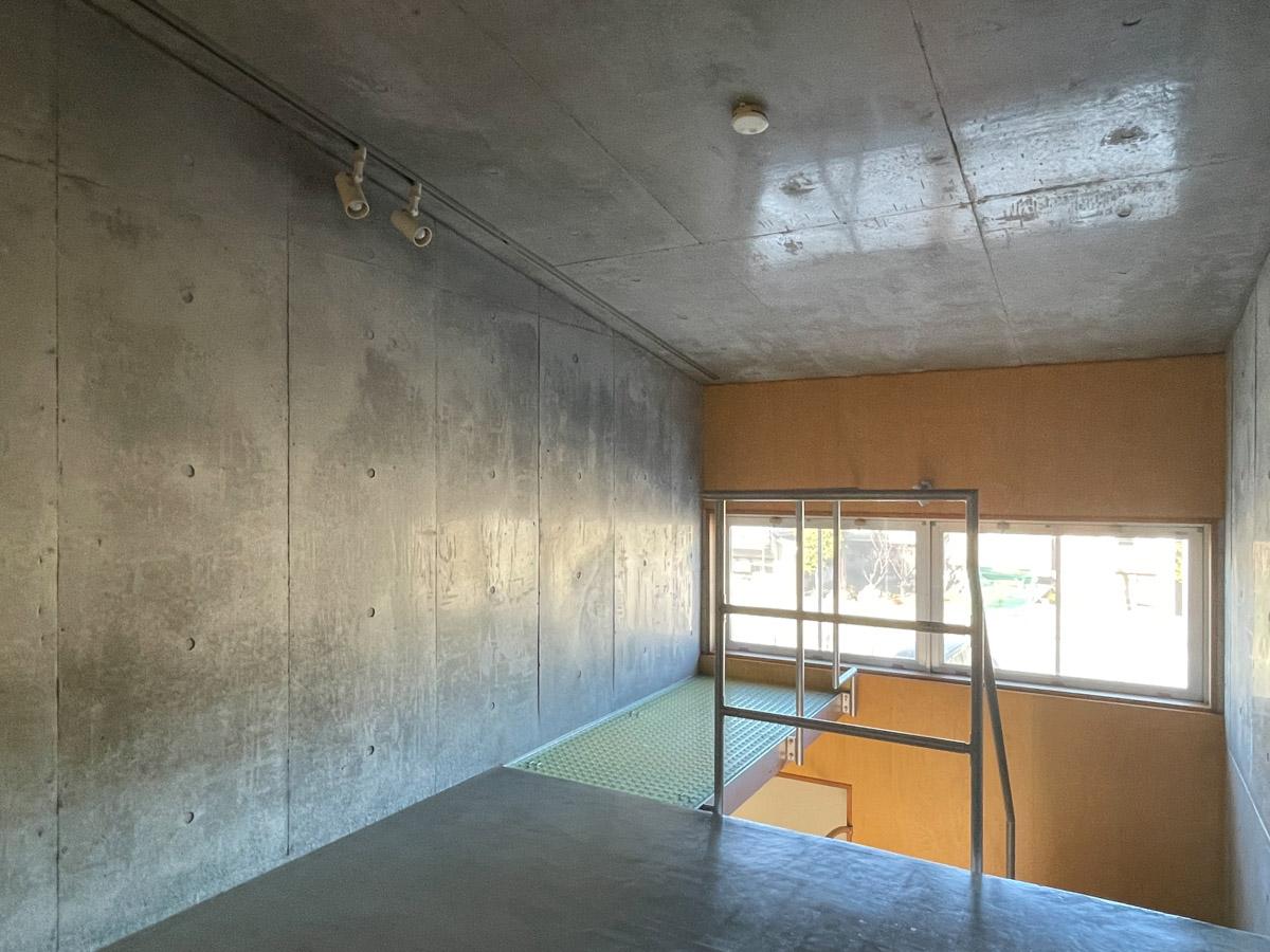 杉並区浜田山の賃貸物件/上階：洋室。北に向かって天井が下がっています