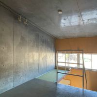 杉並区浜田山の賃貸物件/上階：洋室。北に向かって天井が下がっています