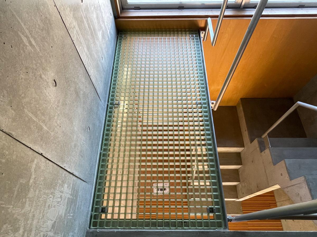 杉並区浜田山の賃貸物件/スケスケですが、人が乗っても大丈夫です