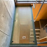 杉並区浜田山の賃貸物件/スケスケですが、人が乗っても大丈夫です