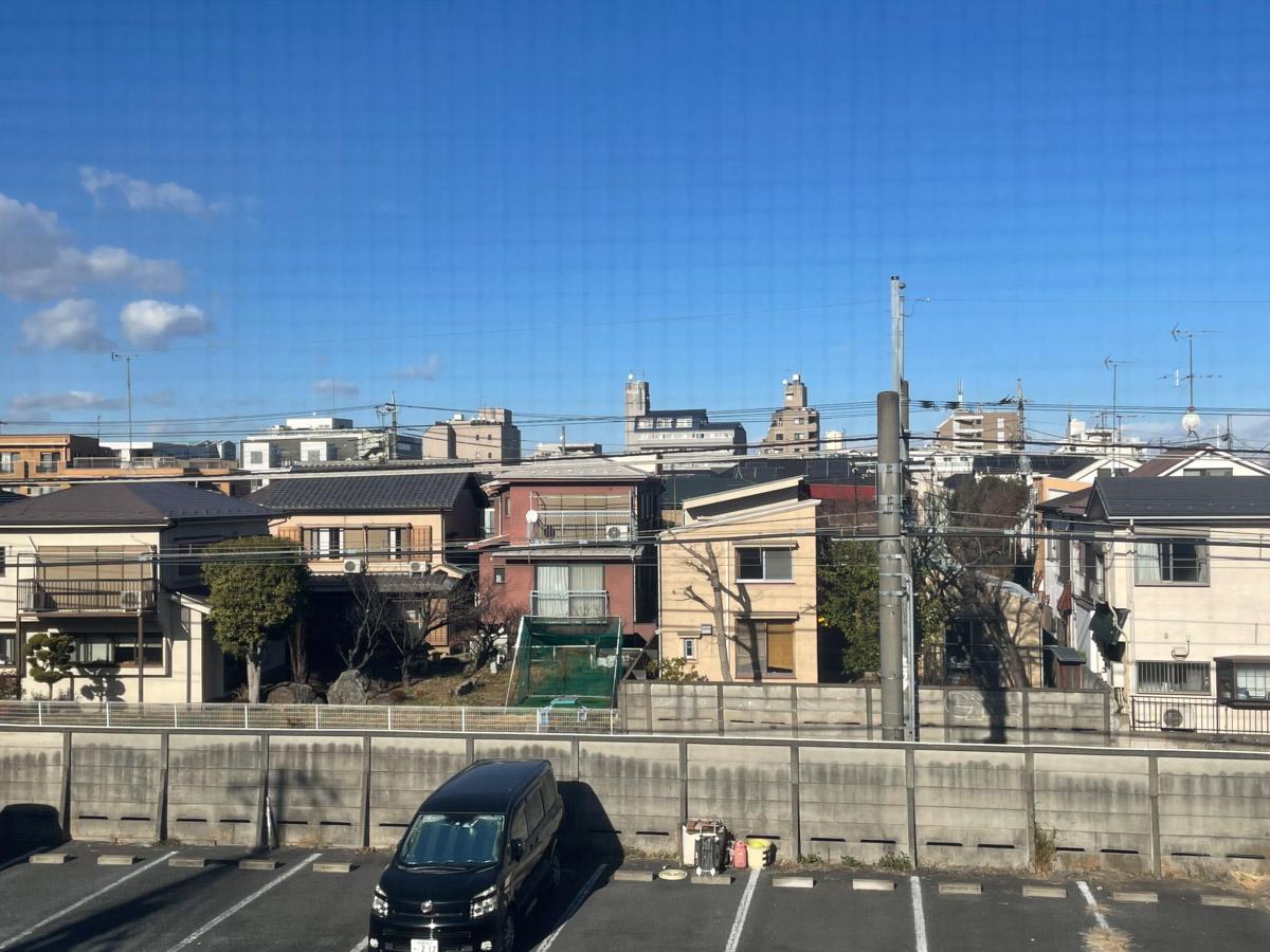杉並区浜田山の賃貸物件/北側の窓の外には線路が見えます
