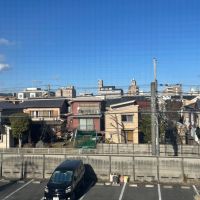 杉並区浜田山の賃貸物件/北側の窓の外には線路が見えます
