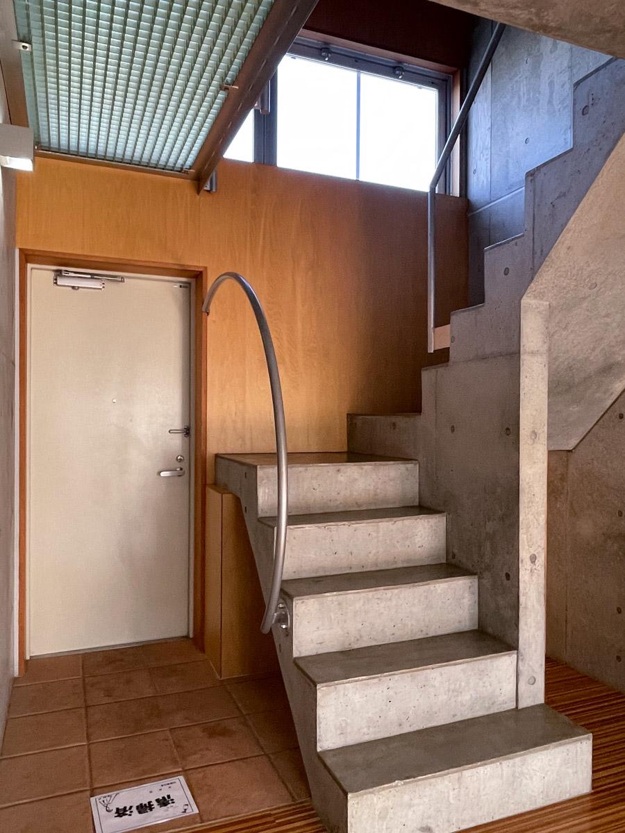 杉並区浜田山の賃貸物件/玄関。階段の下に靴箱があります