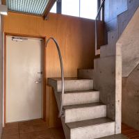 杉並区浜田山の賃貸物件/玄関。階段の下に靴箱があります