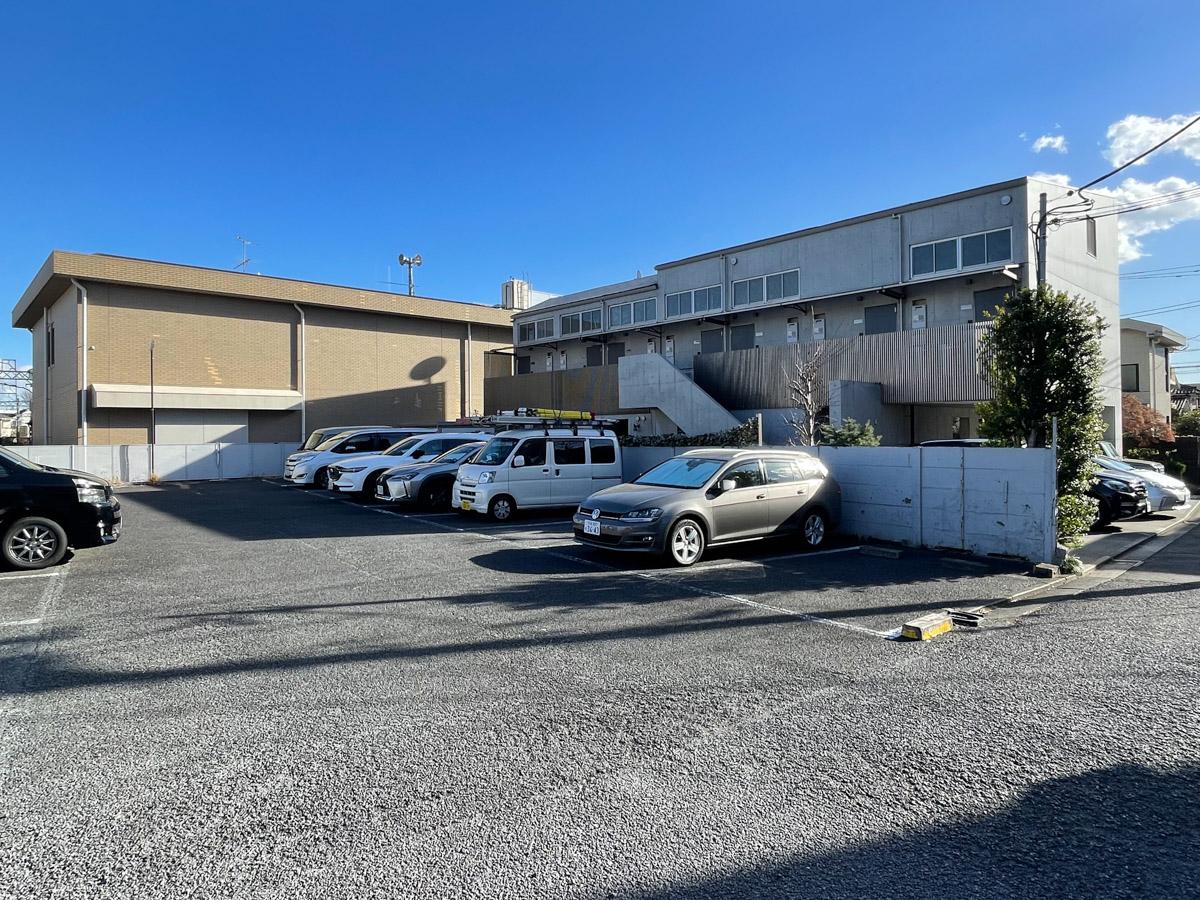 杉並区浜田山の賃貸物件/マンションの北側は駐車場。その北側に線路です